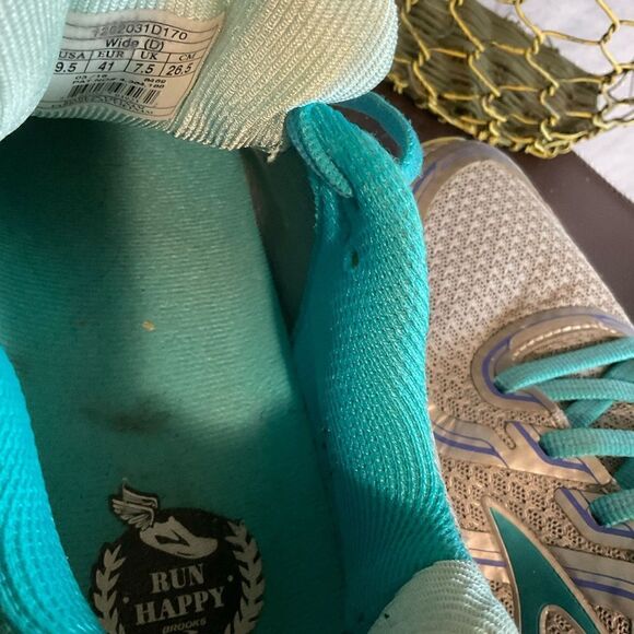 BROOKS GTS. GREAT SHOES FOR WORK OR PLAY SIZE 9.5 wide - Picture 8 of 13